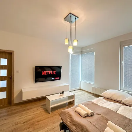 Simcity V I Center,garage,balcony & Self Check-in 아파트 반스카비스트리카